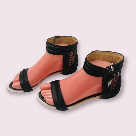 L.A.M.B. Black and White Leather Flats Sandals Sz 6.5 Gwen Stefani - Picture 2 of 7